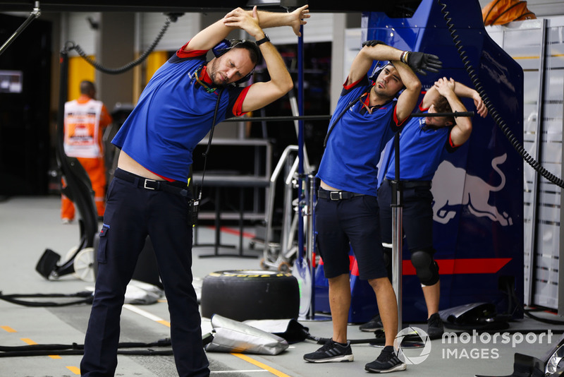 Команда Scuderia Toro Rosso готовится к пит-стопу