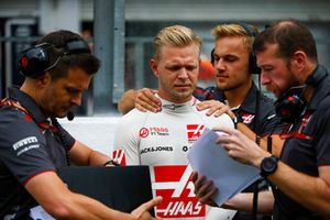 Kevin Magnussen, Haas F1 Team, in griglia di partenza con i suoi ingegneri