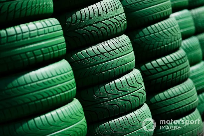 Muro de neumáticos verde