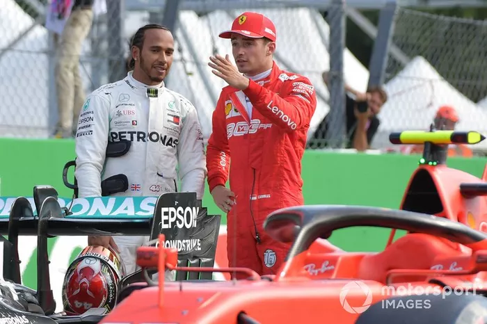 Lewis Hamilton, Mercedes AMG F1, e il pole man Charles Leclerc, Ferrari