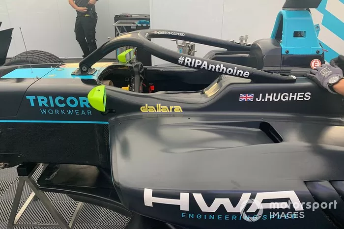 Homenaje a Anthoine Hubert
en el coche de Jake Hughes, HWA RACELAB