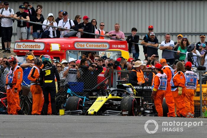 Los comisarios asisten a Daniel Ricciardo, Renault F1 Team R.S.19
