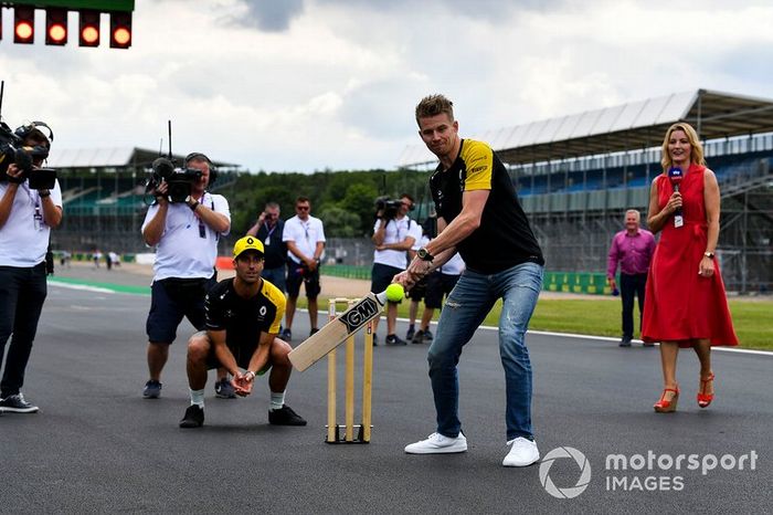 Nico Hulkenberg, Renault F1 Team y Daniel Ricciardo, Renault F1 Team, jugando a cricket con Rachel Brookes, Sky TV 