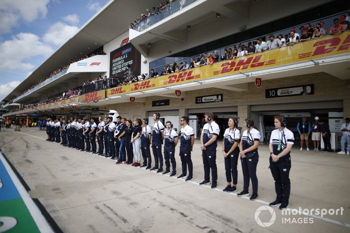 Los miembros del equipo AlphaTauri se alinean en homenaje al fallecido Dietrich Mateschitz