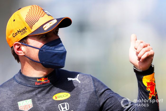 Ganador de la pole Max Verstappen, Red Bull Racing en Parc Ferme