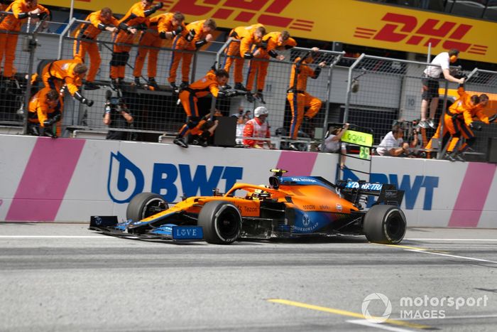 Tercer lugar Lando Norris, McLaren MCL35M cruza la meta frente a su equipo