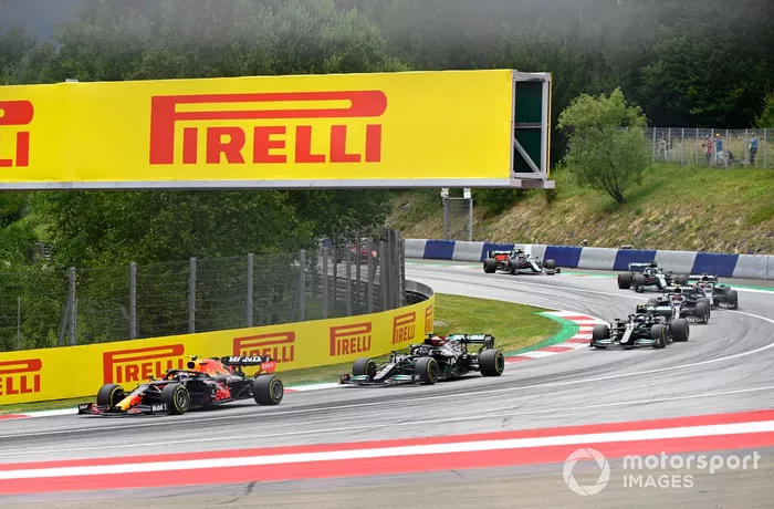 Sergio Pérez, Red Bull Racing RB16B, Lewis Hamilton, Mercedes W12, Valtteri Bottas, Mercedes W12