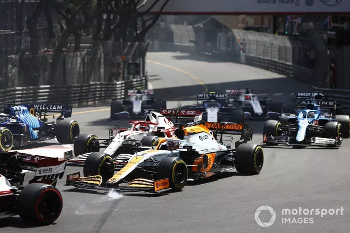 Daniel Ricciardo, McLaren MCL35M, Kimi Raikkonen, Alfa Romeo Racing C41, Fernando Alonso, Alpine A521, Nicholas Latifi, Williams FW43B, al inicio