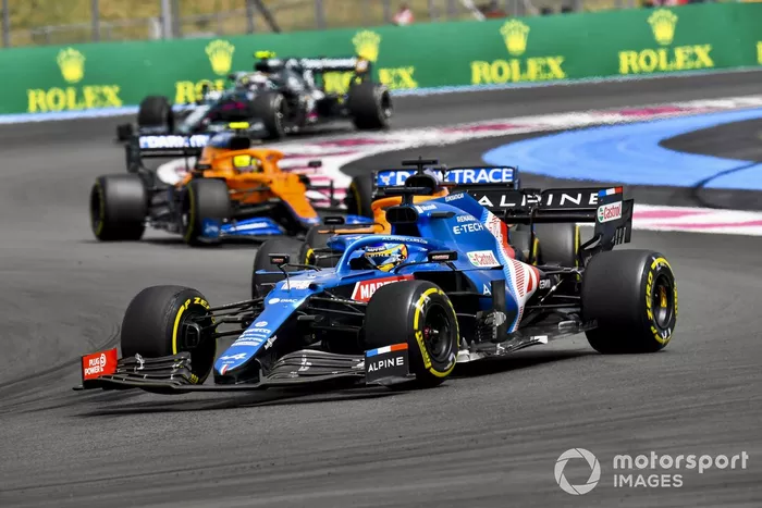 Fernando Alonso, Alpine A521, Daniel Ricciardo, McLaren MCL35M, y Lando Norris, McLaren MCL35M