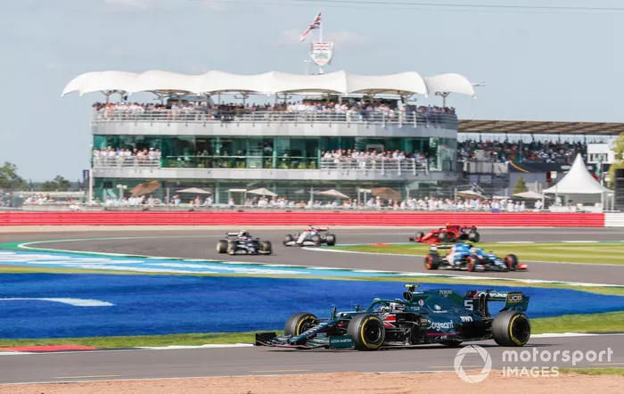 Sebastian Vettel, Aston Martin AMR21, Esteban Ocon, Alpine A521