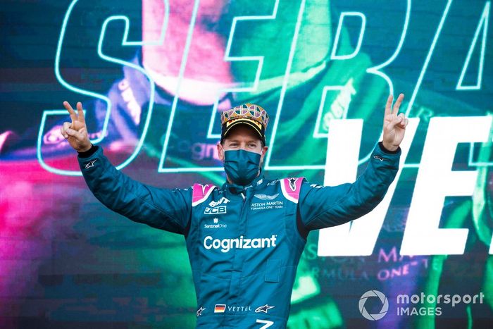 Podio: segundo lugar Sebastian Vettel, Aston Martin