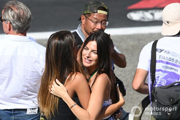 Kelly Piquet celebra después de que su novio Max Verstappen, de Red Bull Racing, gane la carrera en primera posición