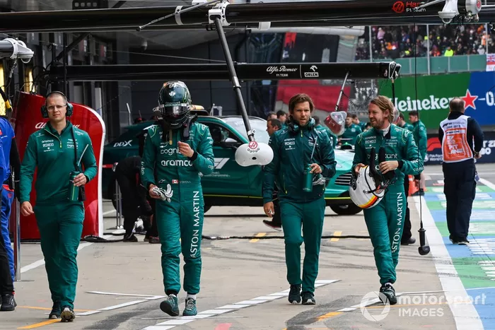 Lance Stroll, Aston Martin, Sebastian Vettel, Aston Martin, en el pit lane