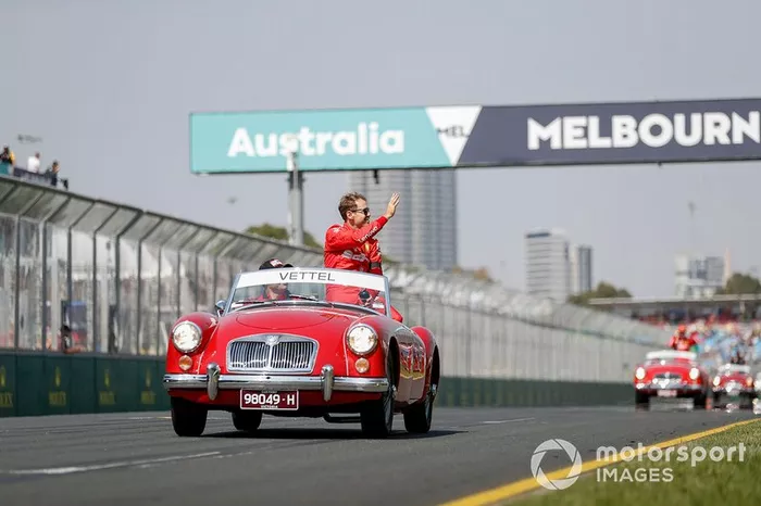 Sebastian Vettel, Ferrari, en el desfile de pilotos