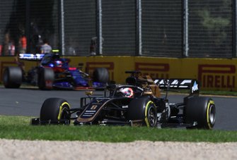 Romain Grosjean, Haas F1 Team VF-19, leads Alexander Albon, Toro Rosso STR14