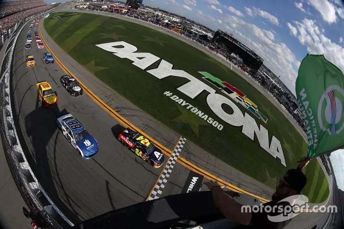 Na NASCAR, a maior categoria do automobilismo dos EUA, foram realizadas as primeiras quatro provas, mas as atividades só voltarão a partir de 3 de maio, com a etapa de Martinsville no dia 9.