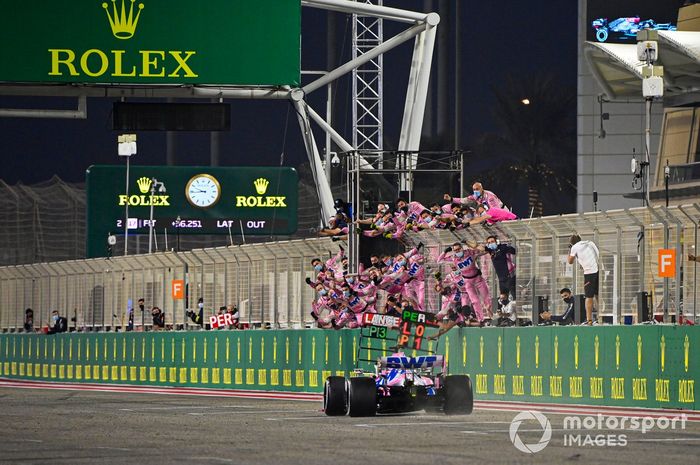 Sergio Perez, Racing Point RP20, taglia la linea del traguardo e vince la sua prima gara in Formula1