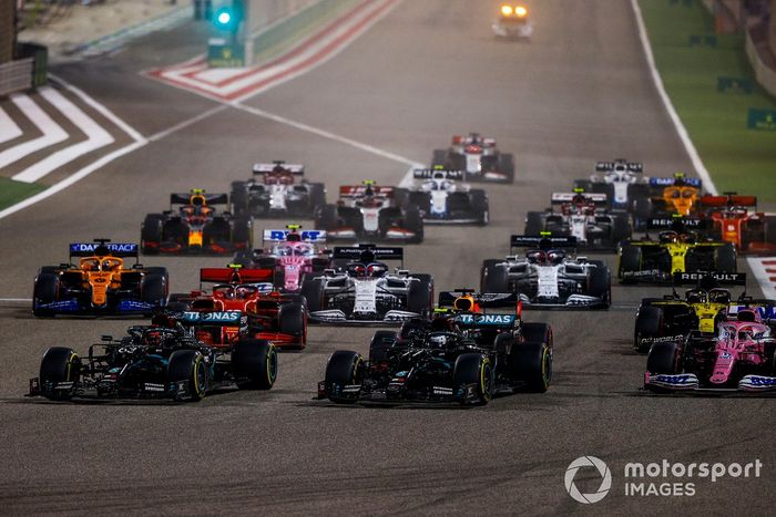 George Russell, Mercedes F1 W11, Valtteri Bottas, Mercedes F1 W11, Sergio Pérez, Racing Point RP20, Charles Leclerc, Ferrari SF1000, Max Verstappen, Red Bull Racing RB16, Daniel Ricciardo, Renault F1 Team R.S.20, al inicio