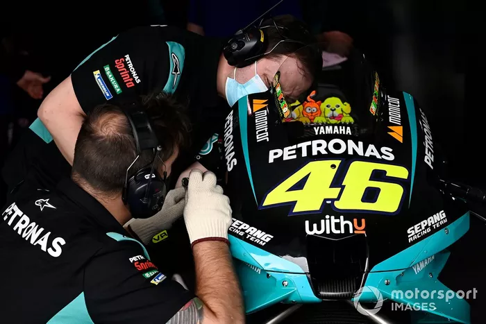 Petronas Yamaha SRT mechanics