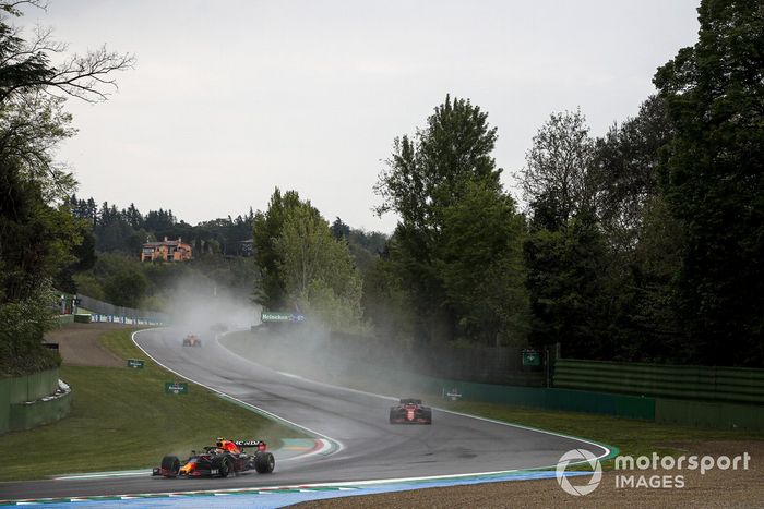 Sergio Pérez, Red Bull Racing RB16B, Charles Leclerc, Ferrari SF21