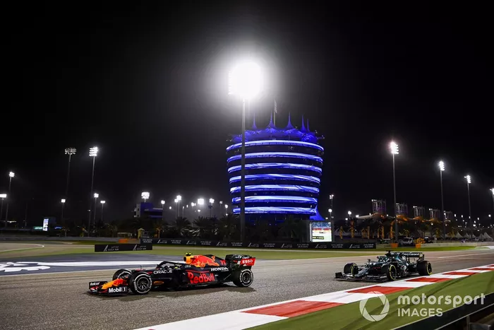 Sergio Pérez, Red Bull Racing RB16B, Lance Stroll, Aston Martin AMR21