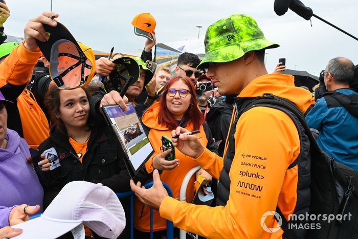 Lando Norris, McLaren firma un autógrafo a un aficionado
