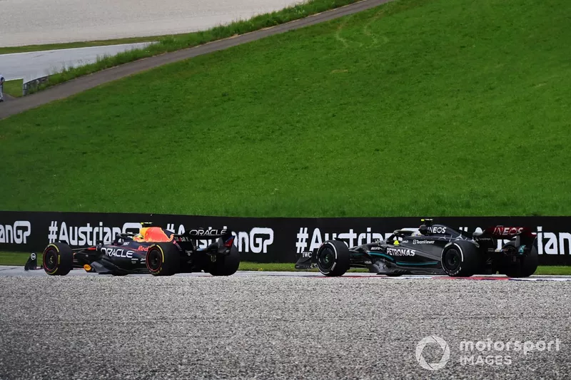 Sergio Perez, Red Bull Racing RB19, Lewis Hamilton, Mercedes F1 W14
