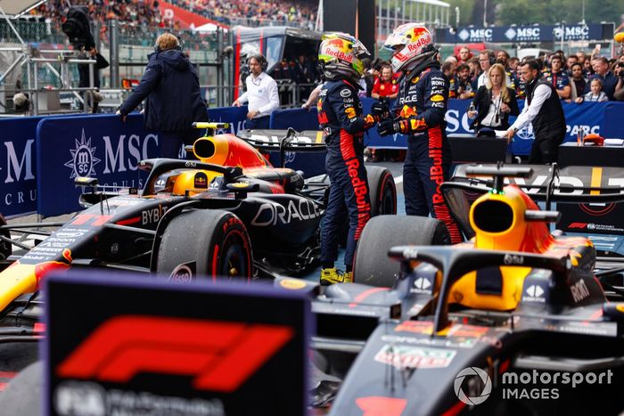 Max Verstappen, Red Bull Racing, 1ª posición, celebra su llegada al Parc Ferme
