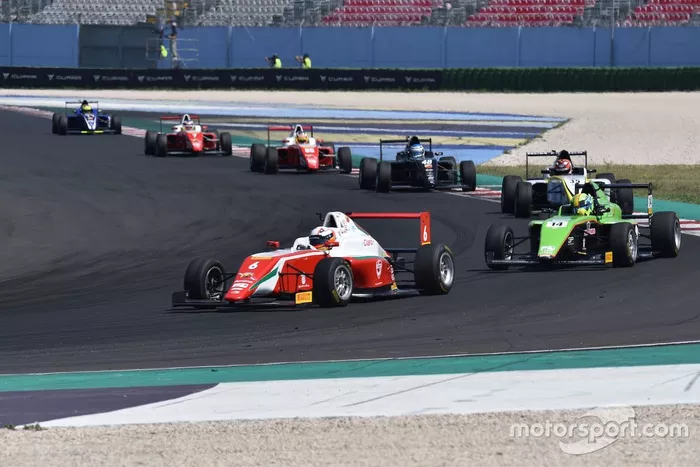 Sebastián Montoya, Prema Powerteam, davanti a,
Filip-Ioan Ugran, Jenzer Motorsport, e al resto del gruppo 