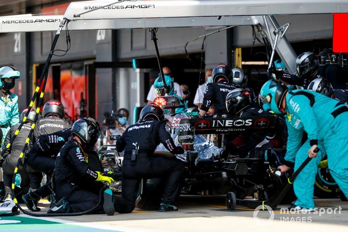 Lewis Hamilton, Mercedes F1 W11 pit stop