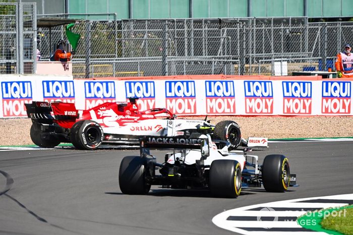 Kevin Magnussen, Haas VF-20 y Kimi Raikkonen, Alfa Romeo Racing C39