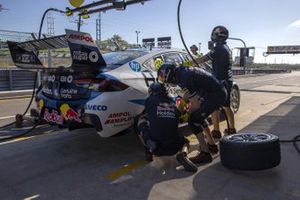 Triple Eight Race Engineering pitstop practice