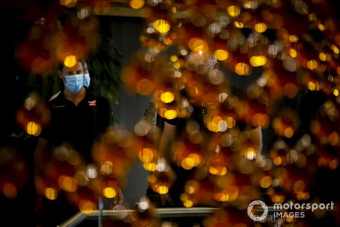 Romain Grosjean, Haas F1, Kevin Magnussen, Haas F1 y Stuart Morrison, Jefe de Comunicaciones, Haas F1 Team