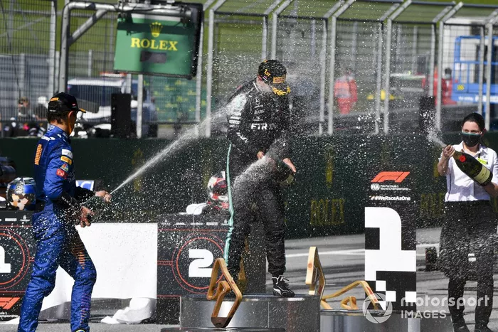 Podio: ganador de la carrera Valtteri Bottas, Mercedes-AMG Petronas F1, el segundo lugar Charles Leclerc, Ferrari, el tercer lugar Lando Norris, McLaren celebran