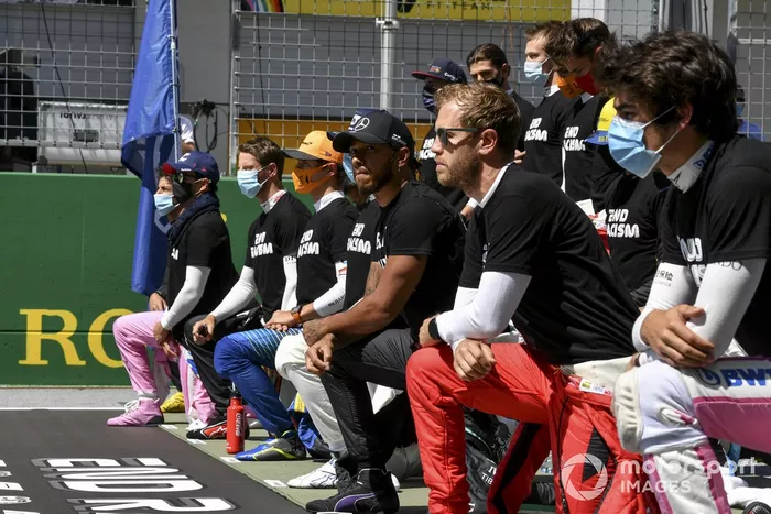 Los pilotos se arrodillan