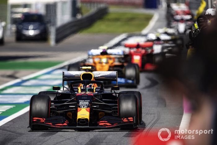 Alex Albon, Red Bull Racing RB16, en pits