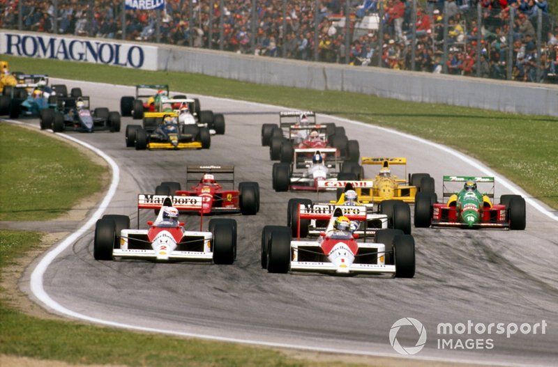 Ayrton Senna lidera a su compañero de equipo Alain Prost, McLaren MP4 / 5 al inicio