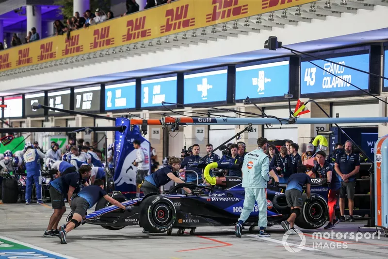 Alex Albon, Williams FW46, retourne au garage