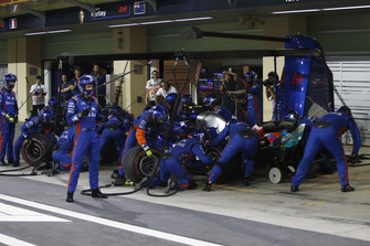 Pierre Gasly, Toro Rosso STR13 pit stop