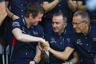 Rob Smedley, Williams Head of Vehicle Performance en Paddy Lowe, Williams Technical Director op de teamfoto