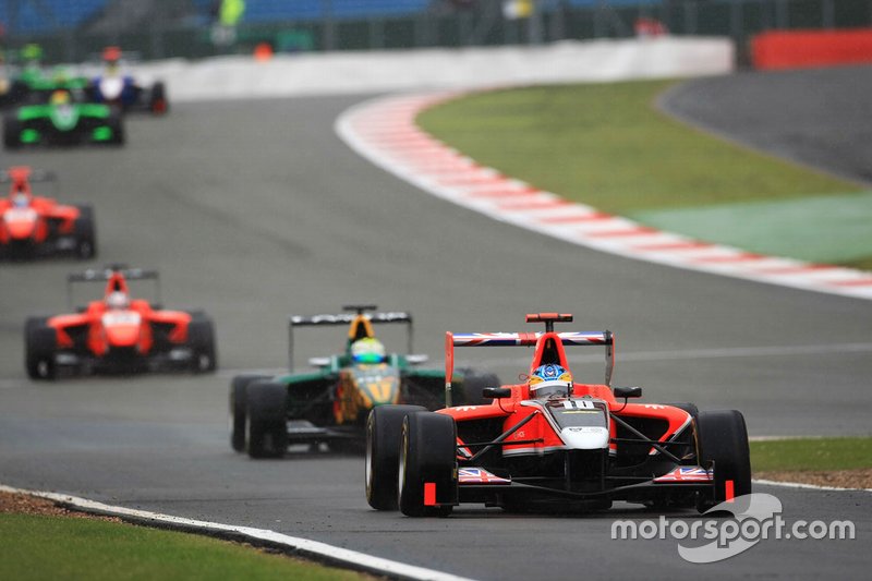 Adrian Quaife-Hobbs, Marussia Manor Racing, rentre aux stands devant James Calado, Lotus ART, Mitch Evans, MW Arden