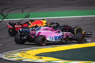 Il leader della corsa Max Verstappen, Red Bull Racing RB14 viene colpito dal doppiato Esteban Ocon, Racing Point Force India VJM11