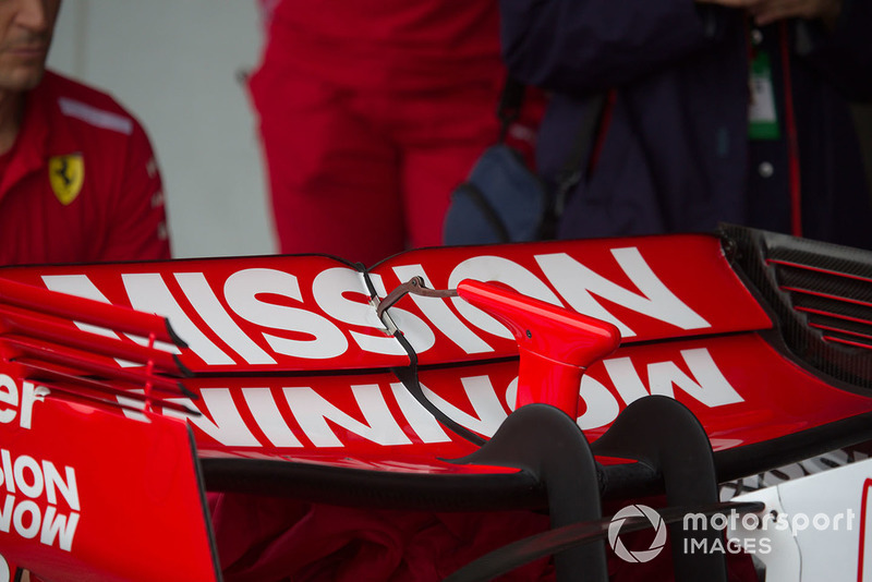 Заднє антикрило Ferrari SF71H з новою лівреєю
