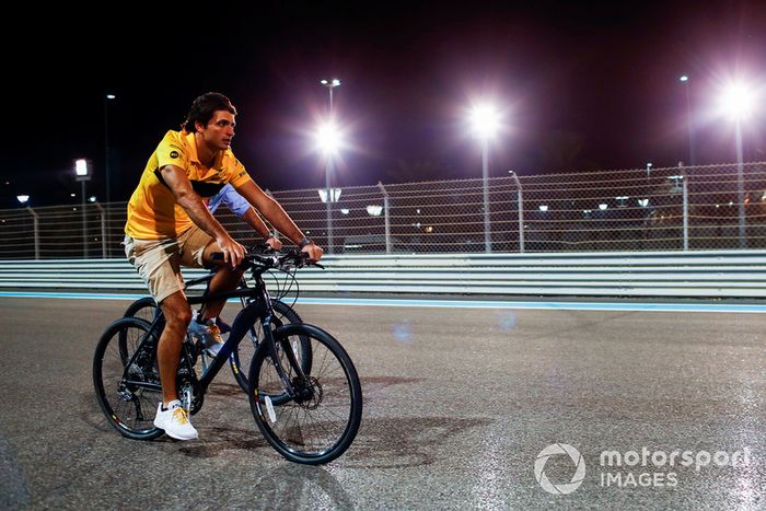 Carlos Sainz Jr., Renault Sport F1 Team, en bici