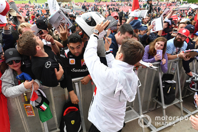 Charles Leclerc, Sauber, firma autografi ai tifosi