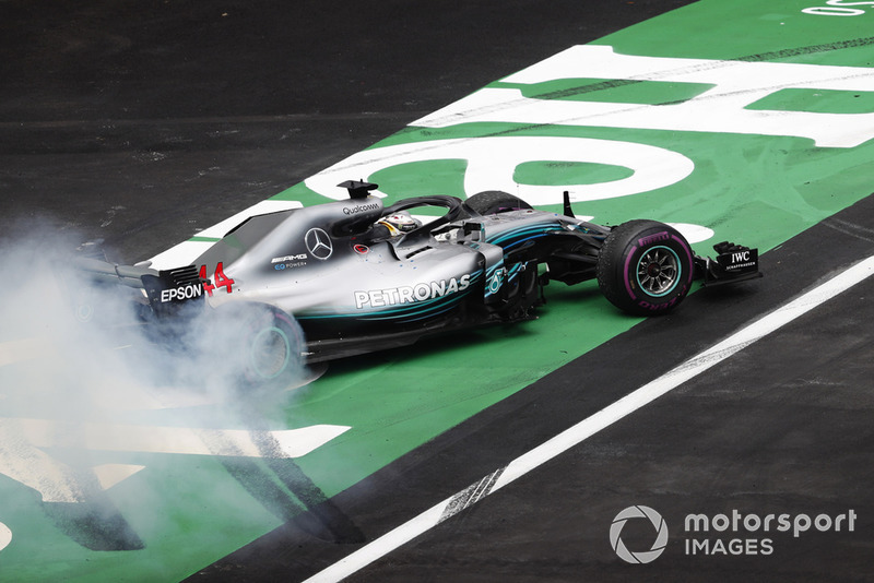 Lewis Hamilton, Mercedes AMG F1 W09 EQ Power+, realiza una dona mientras celebra ganar su quinto Campeonato Mundial