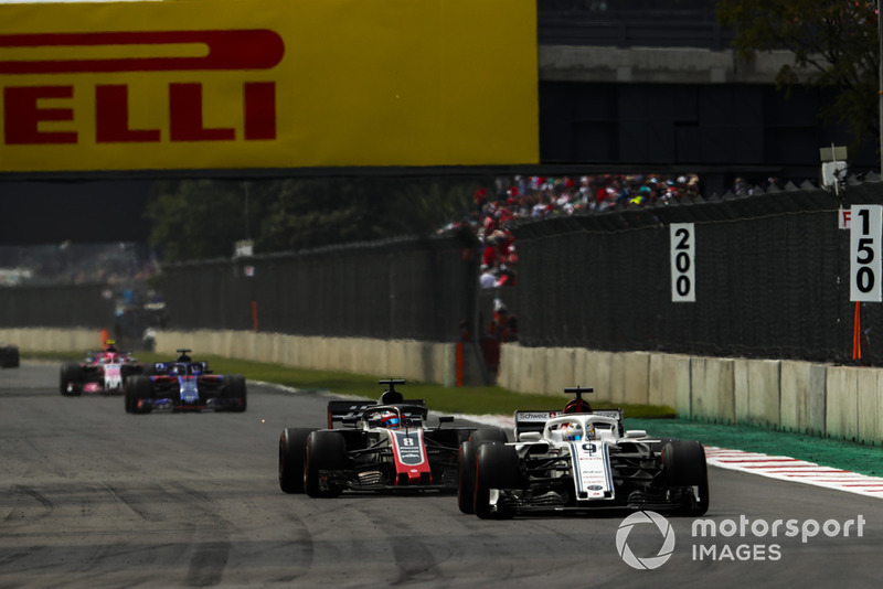 Marcus Ericsson, Sauber C37, leads Romain Grosjean, Haas F1 Team VF-18, Brendon Hartley, Toro Rosso STR13
