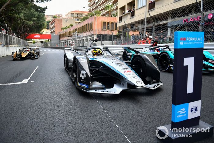 Stoffel Vandoorne, Mercedes-Benz EQ, EQ Silver Arrow 02, 1ª posición, Mitch Evans, Jaguar Racing, Jaguar I-TYPE 5, 2ª posición, Jean-Eric Vergne, DS Techeetah, DS E-Tense FE21, 3ª posición, llegan a la parrilla tras la carrera