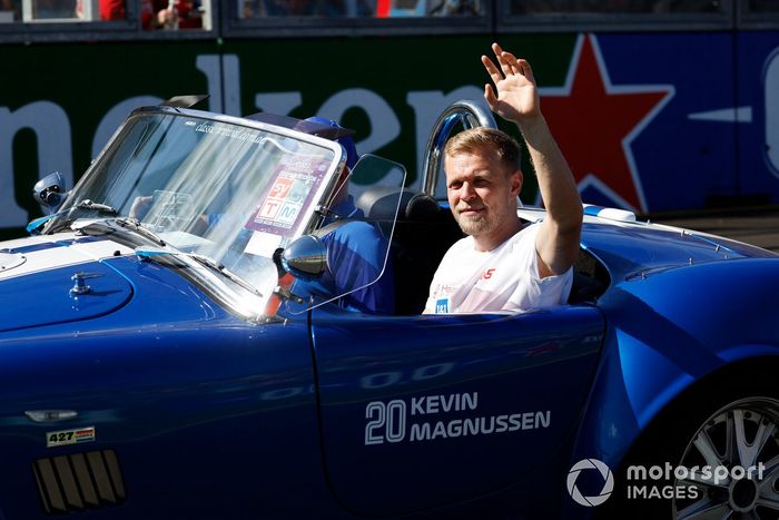 Mick Schumacher, Haas VF-22, monta en un AC Cobra