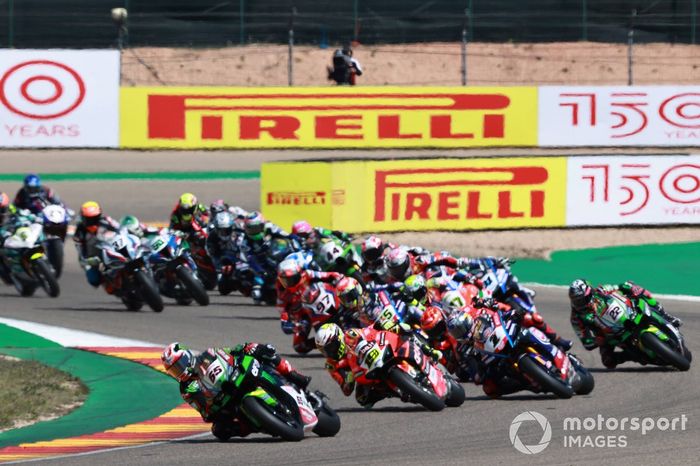 Salida: Jonathan Rea, Kawasaki Racing Team WSBK, Álvaro Bautista, Aruba.it Racing Ducati, Michael Ruben Rinaldi, Aruba.it Racing Ducati, Toprak Razgatlioglu, Pata Yamaha WorldSBK